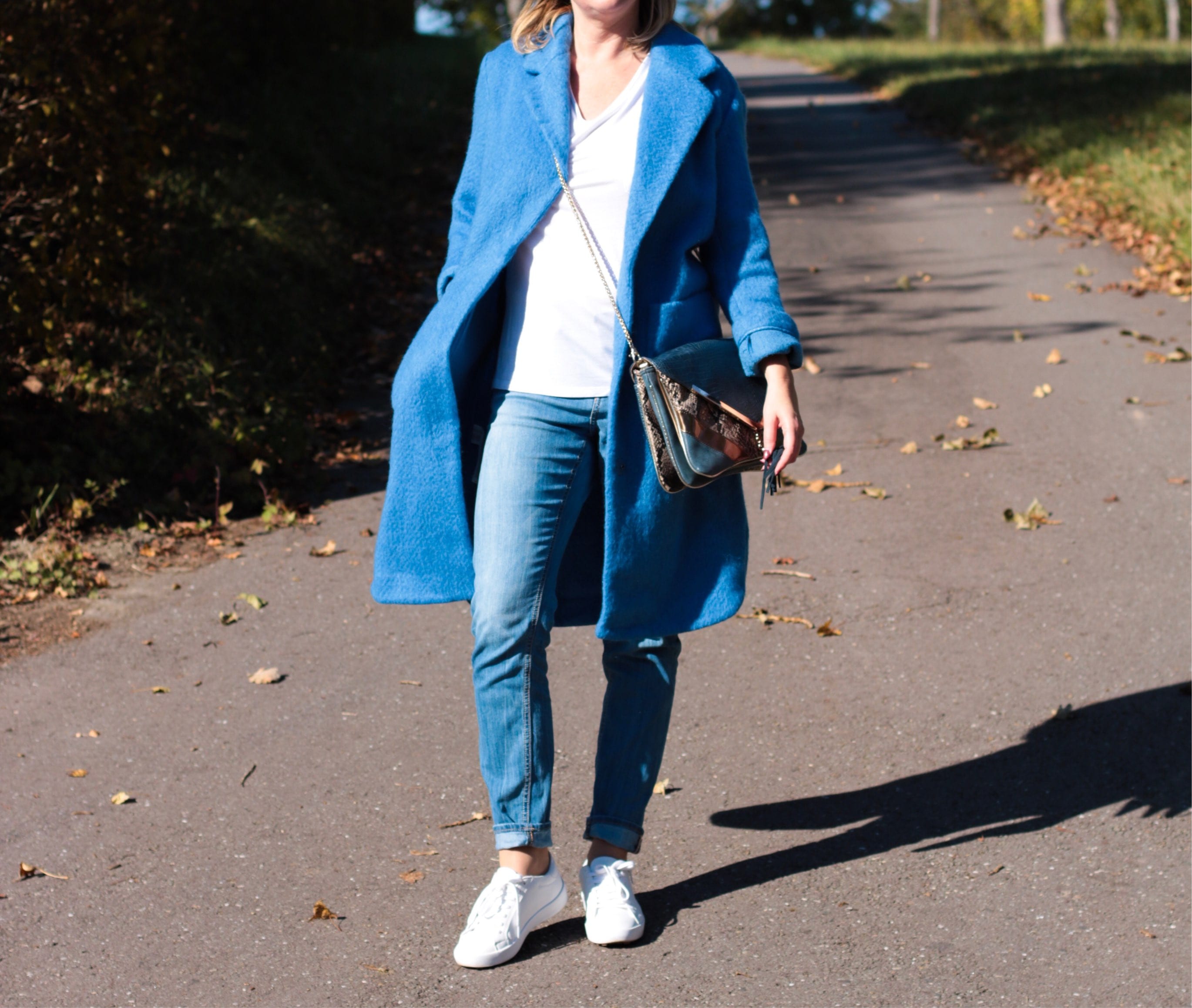 Adieu Tristesse – blauer Mantel von Mango