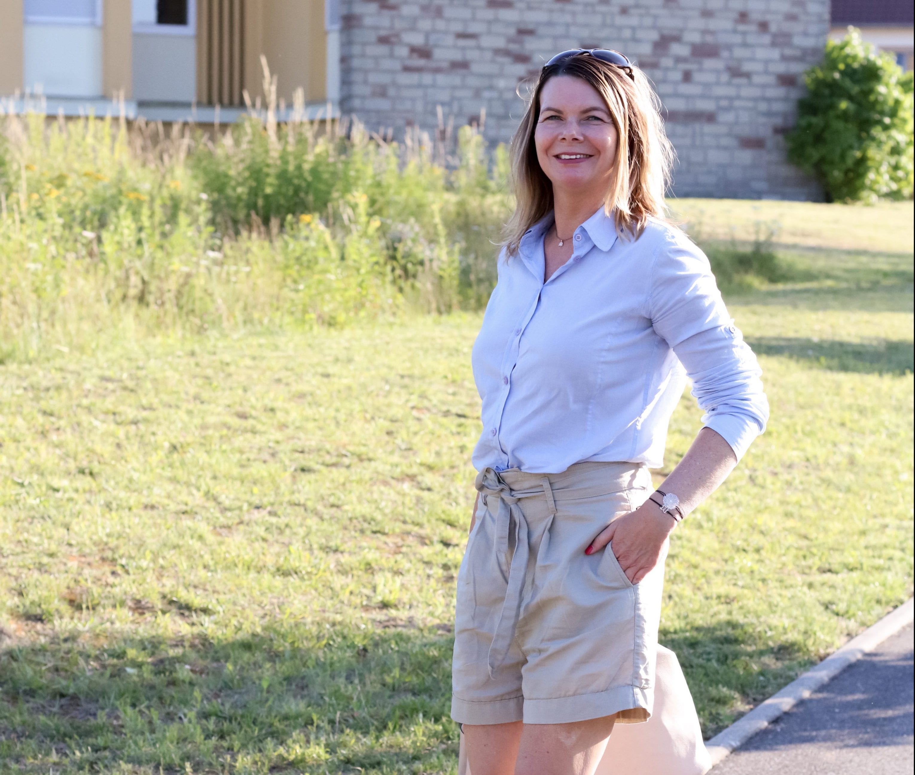 Wie du Shorts im Büro trägst – ohne deine Mutter zu blamieren