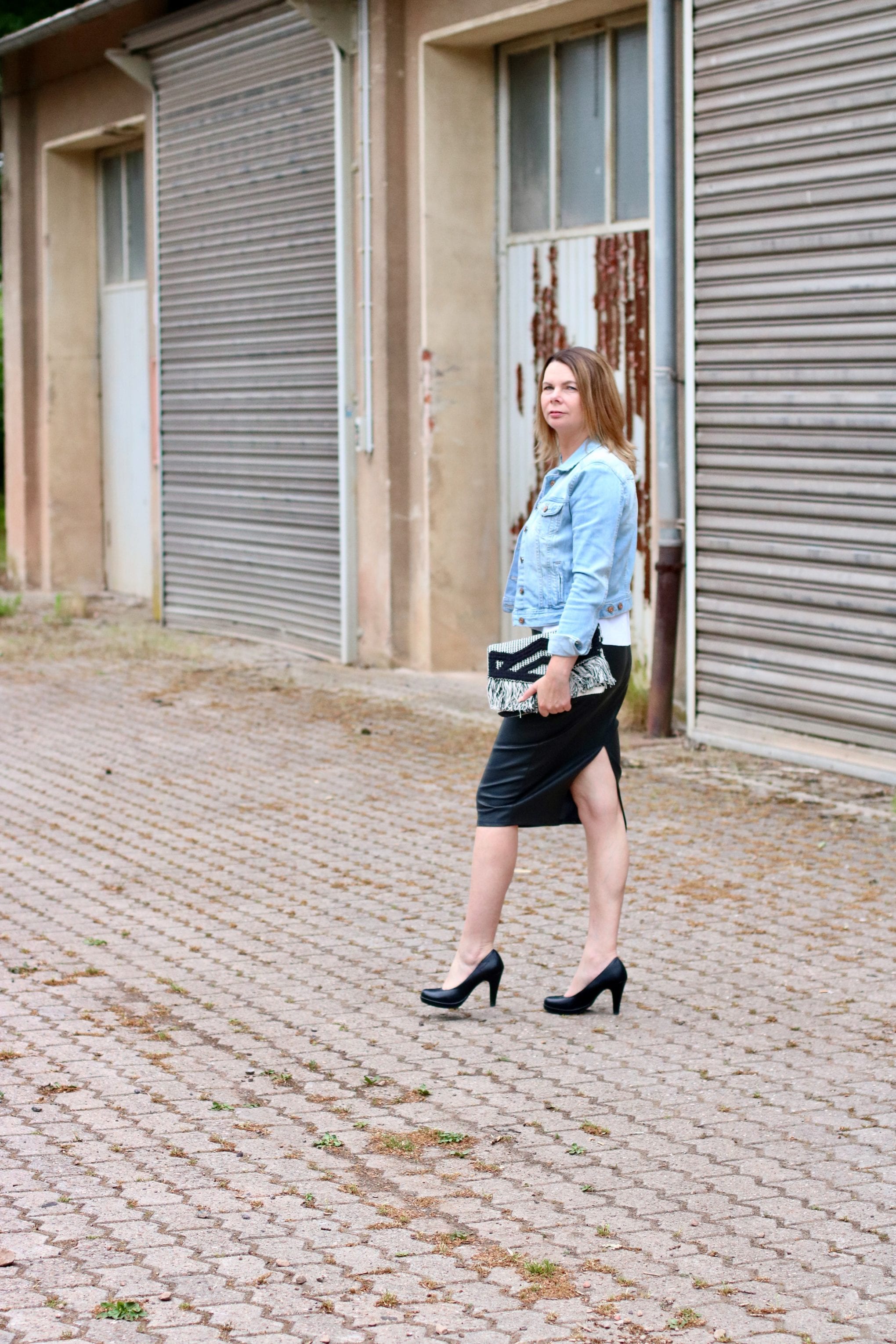 schwarzer langer Lederrock