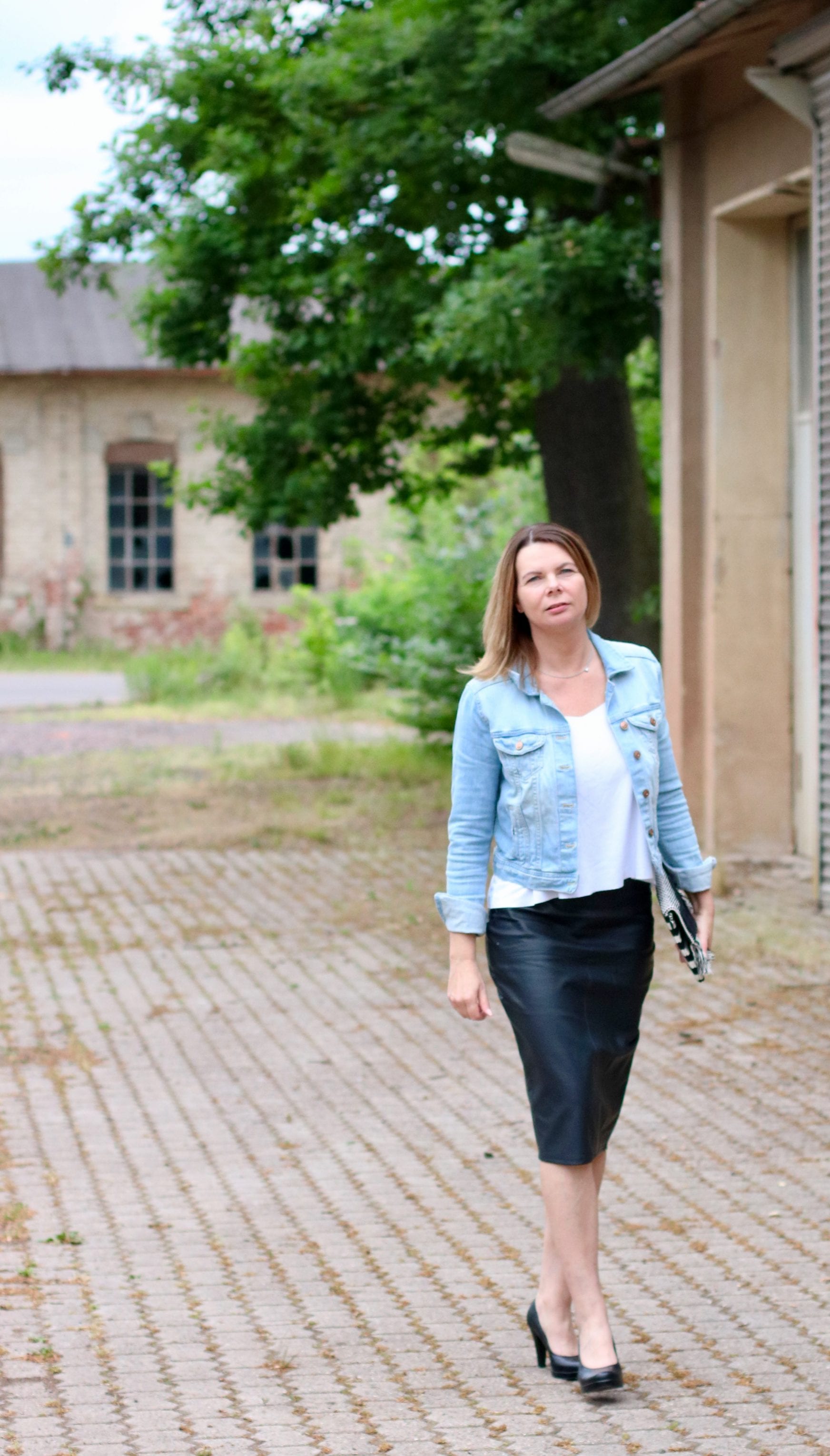 Frau im schwarzen Lederrock