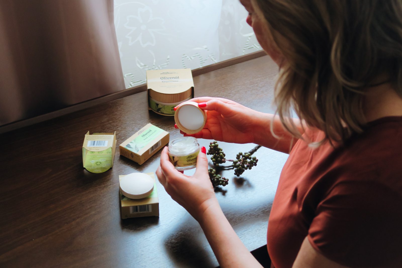 Die nachhaltige Bio-Olivenöl-Pflegeserie von medipharma cosmetics aus der Apotheke im Test