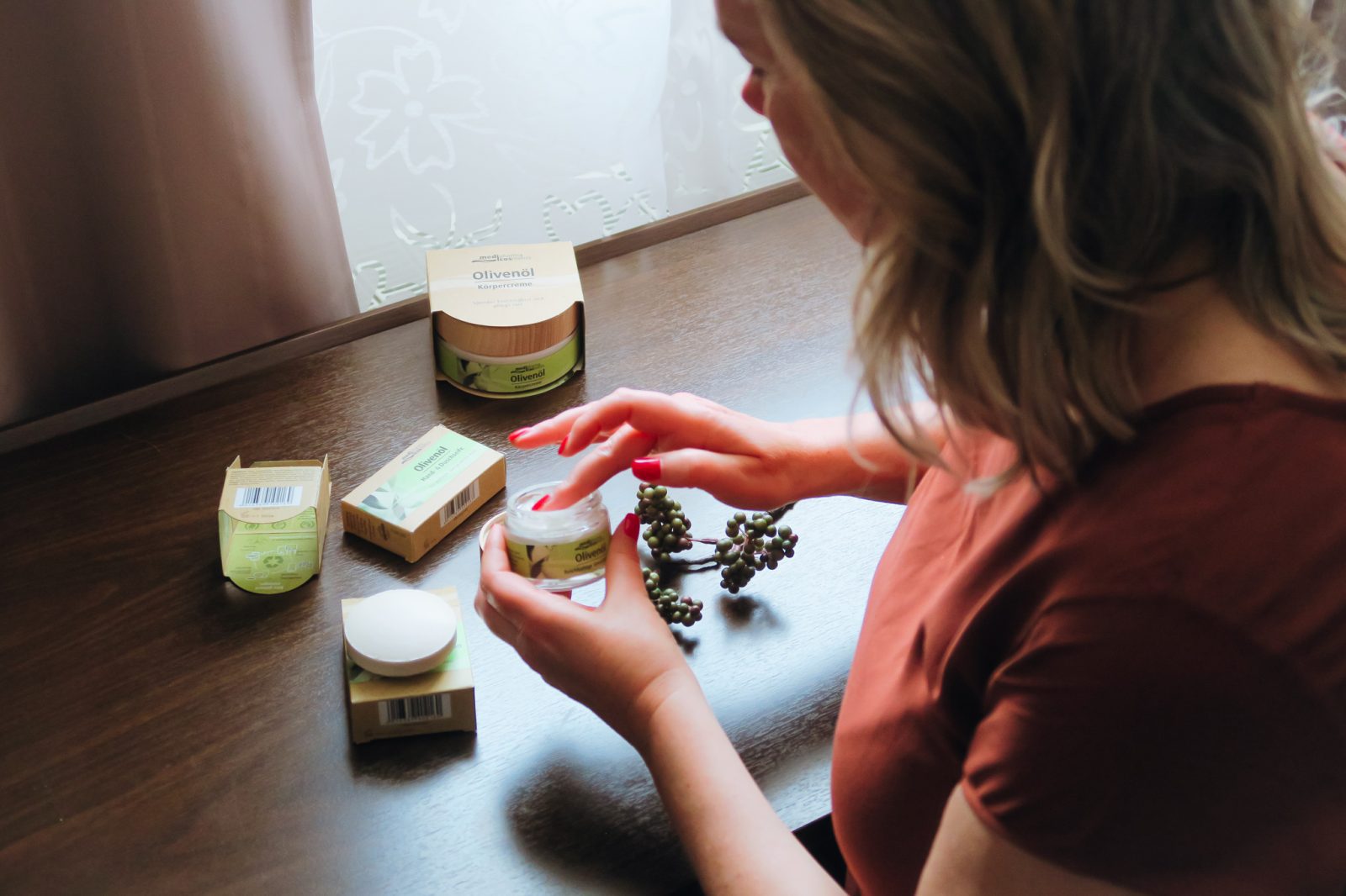 Die nachhaltige Bio-Olivenöl-Pflegeserie von medipharma cosmetics aus der Apotheke im Test