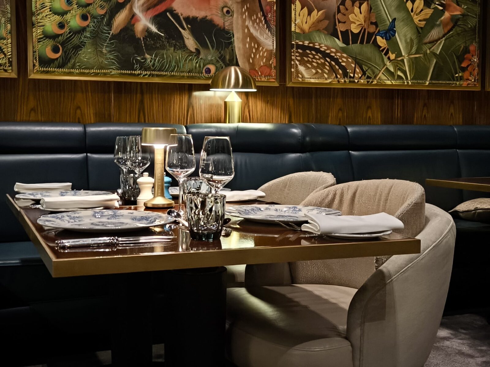 Gedeckter Tisch im Restaurant 19.20 Paris – bistronomische Küche in stilvollem Ambiente