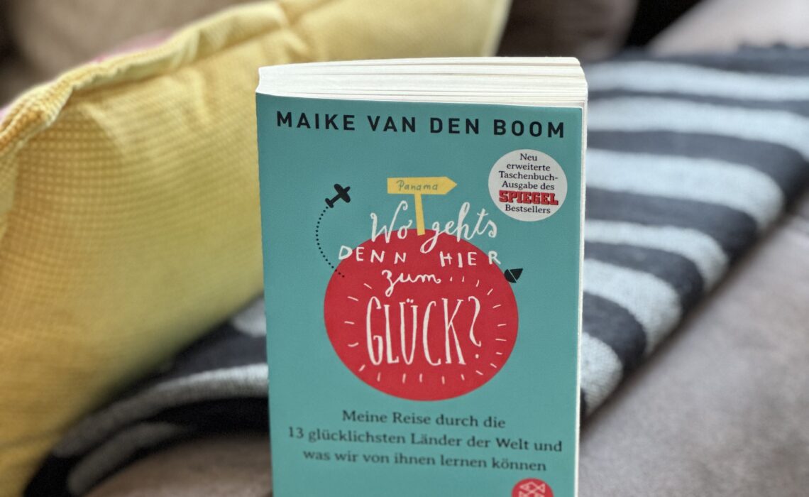 Buchcover „Wo geht’s denn hier zum Glück?“ von Maike van den Boom